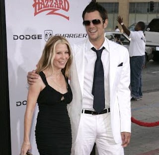 Picture of Madison Clapp's father Johnny Knoxville and mother Melanie Lynn Clapp wearing black and white color dress